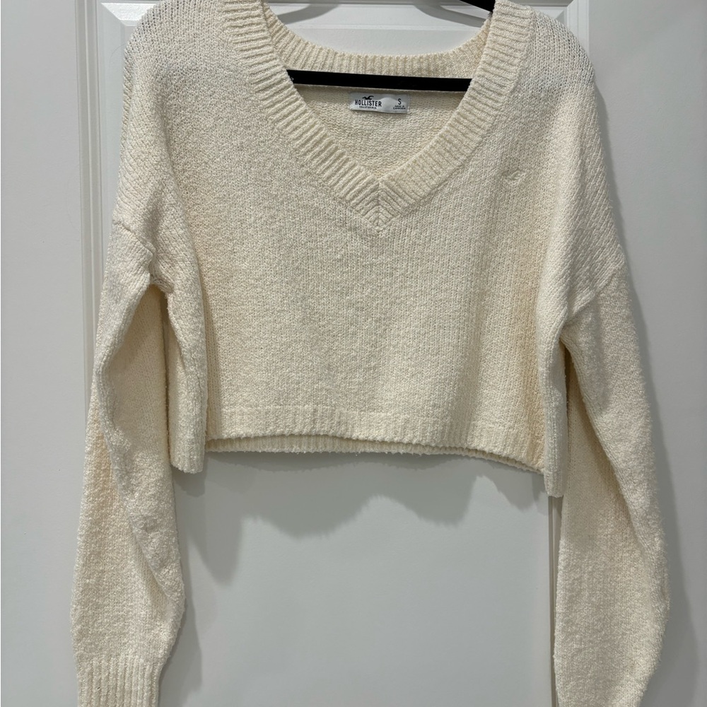 Hollister Women's Cream V-Neck Sweater